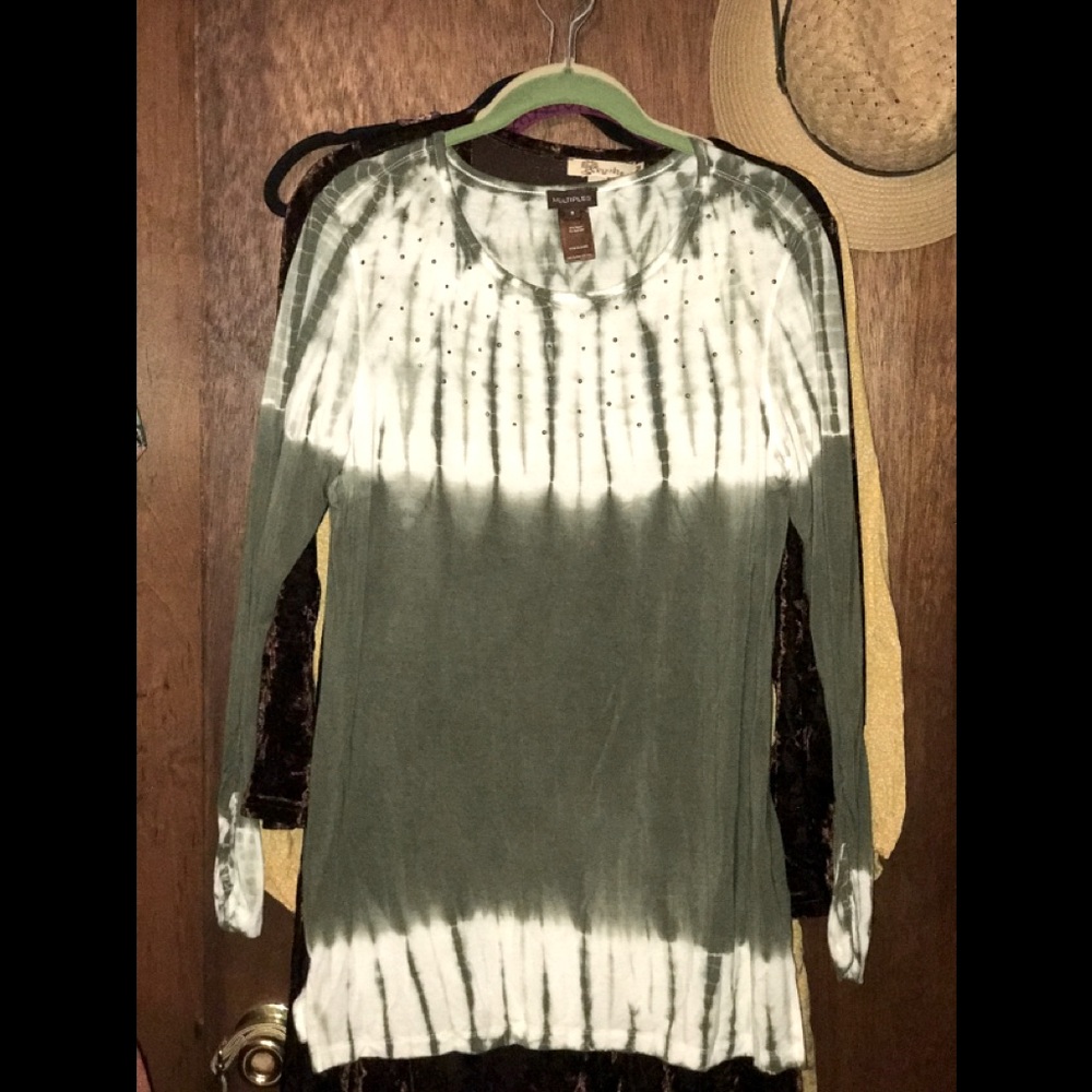 Tunic very pretty w/bling on neckline multiples brand